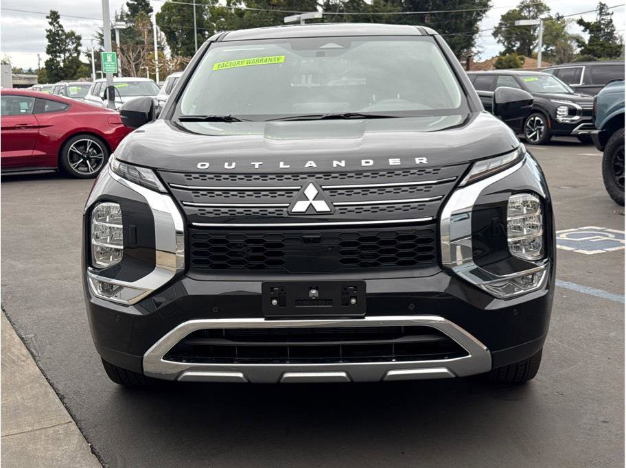 Used 2025 Mitsubishi Outlander SE image 2