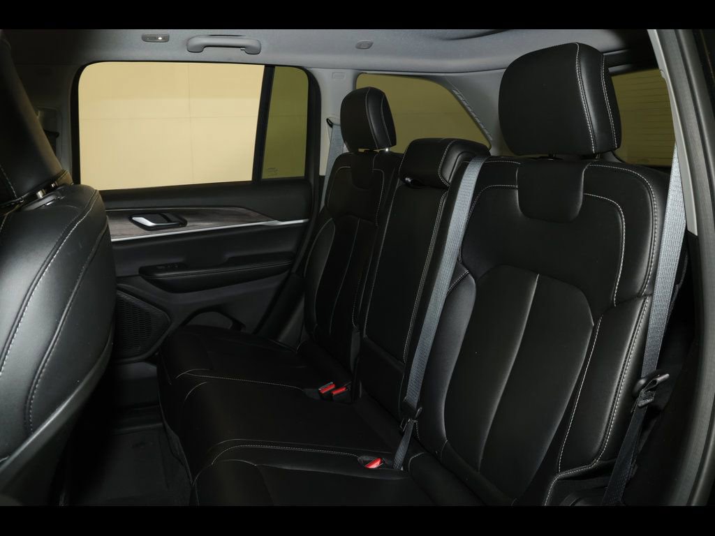 Used 2023 Jeep Grand Cherokee Limited w/ Black Appearance Package image 28