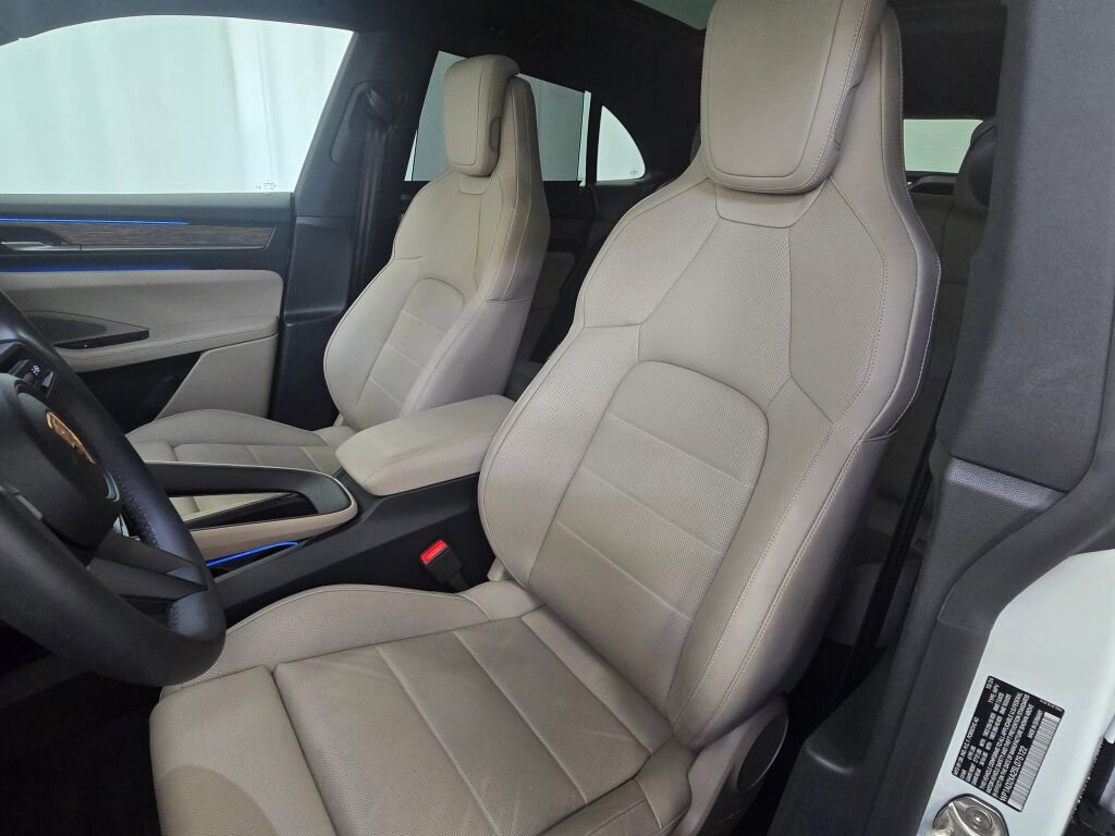 Certified 2025 Porsche Macan Electric image 5