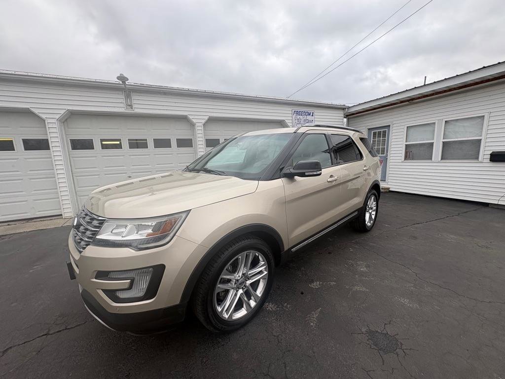 Used 2017 Ford Explorer XLT w/ Equipment Group 202A image 4