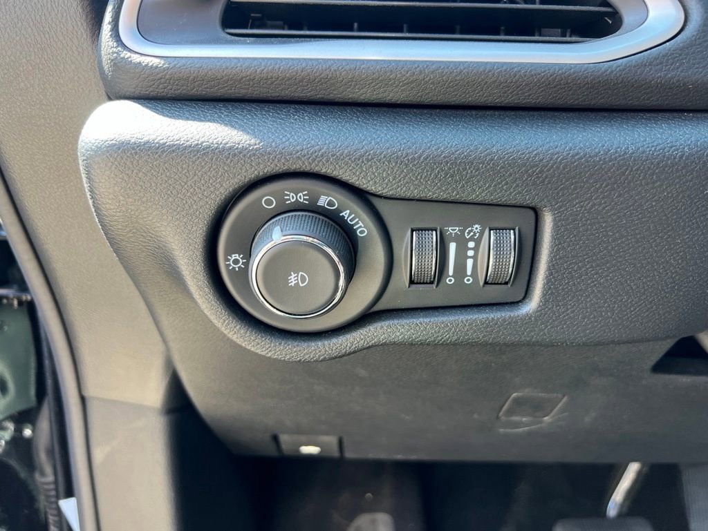 Used 2025 Chrysler Pacifica Select FWD image 10