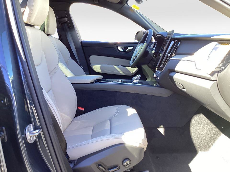 New 2027 Volvo XC60 B5 Plus AWD/4WD image 28