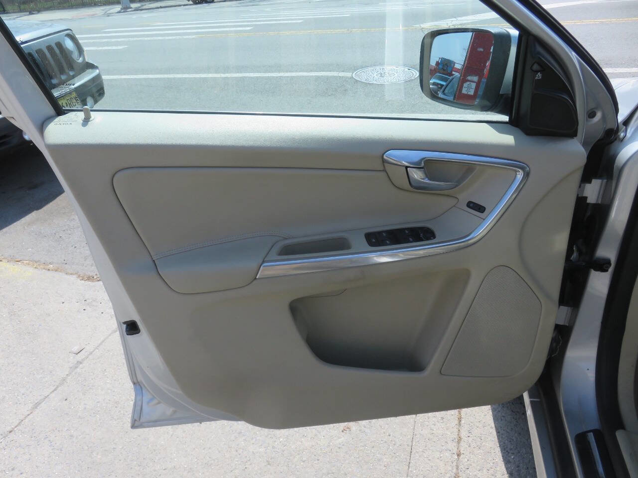 Used 2015 Volvo XC60 T6 Premier Plus image 26