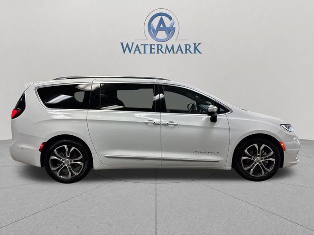 Used 2025 Chrysler Pacifica Pinnacle w/ Trailer Tow Group FWD image 14