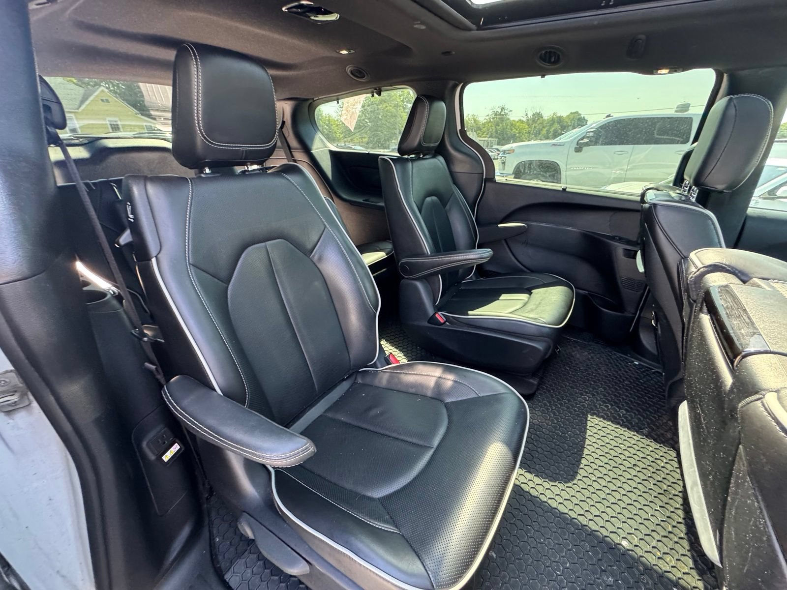 Used 2022 Chrysler Pacifica Limited w/ Uconnect Theater Family Group FWD image 32