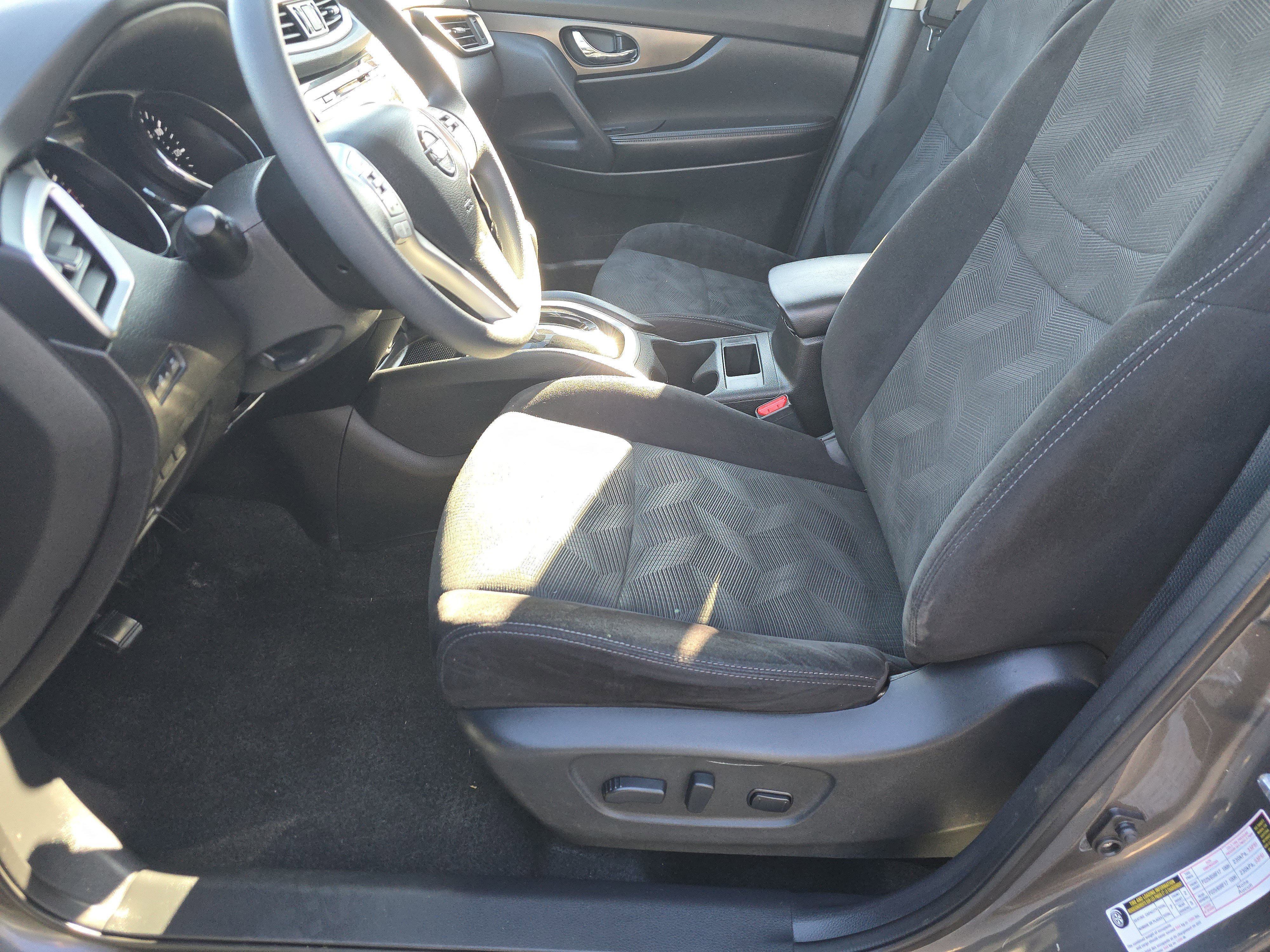 Used 2014 Nissan Rogue SV w/ SV Family Package image 19