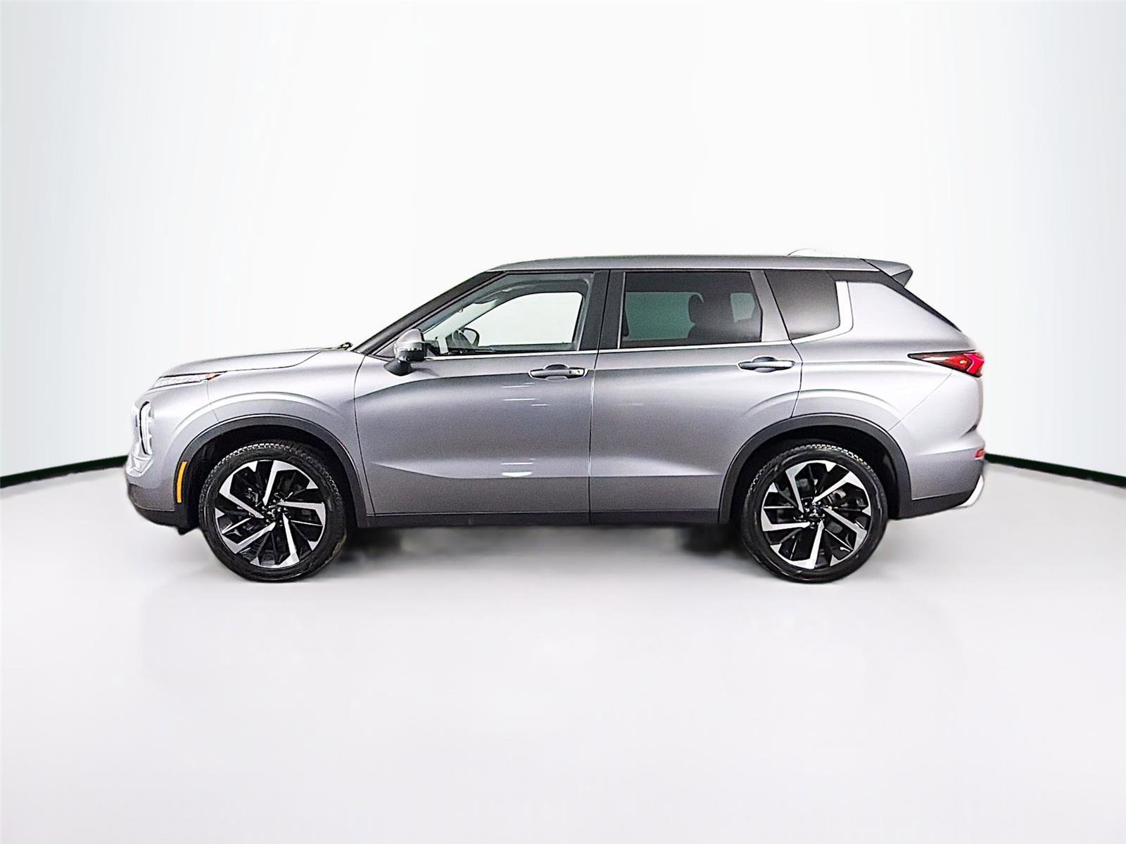 Used 2023 Mitsubishi Outlander SE image 4