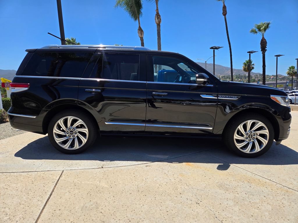 Used 2024 Lincoln Navigator Reserve AWD/4WD image 7