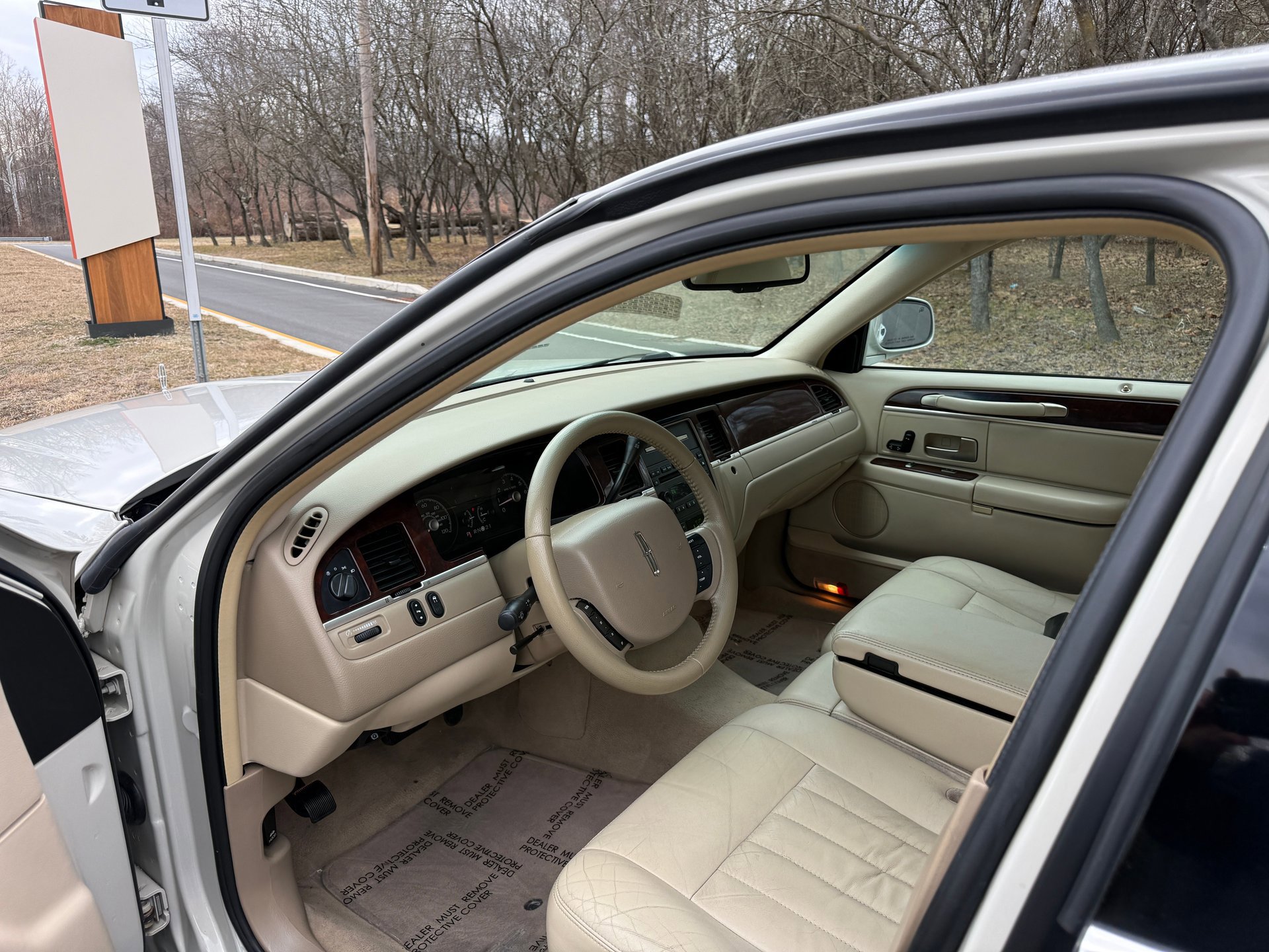 Used 2006 Lincoln Town Car Signature image 23