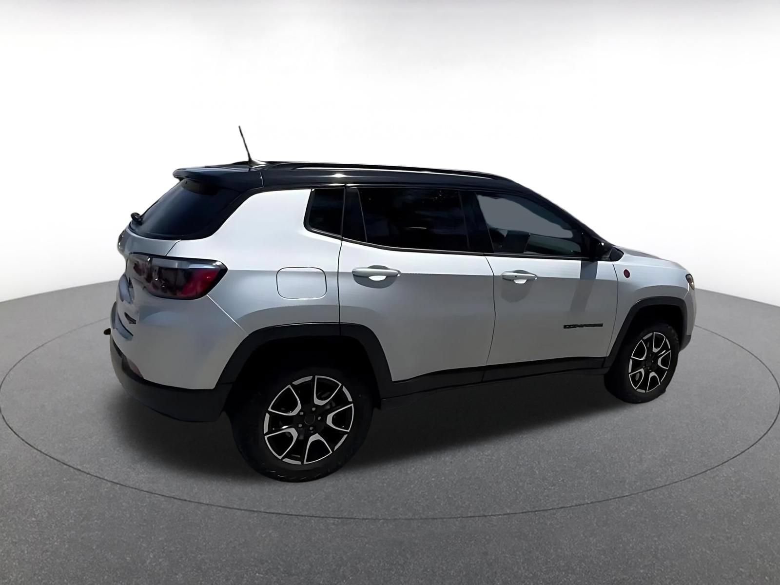 Used 2025 Jeep Compass Trailhawk AWD/4WD image 14