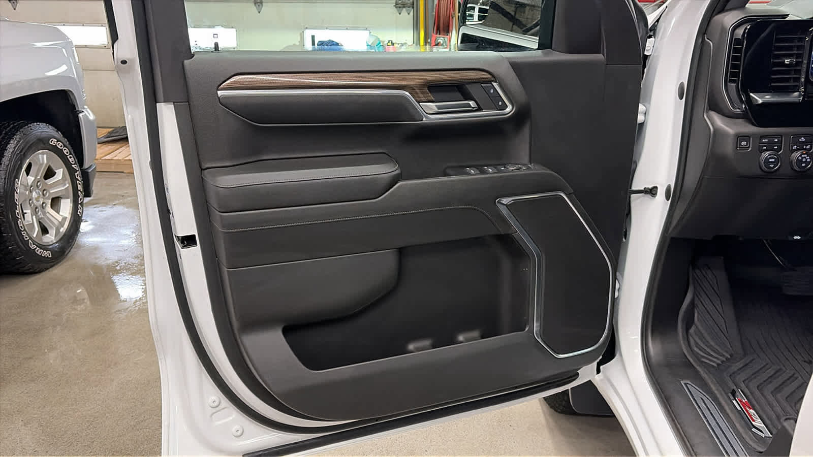 Certified 2022 Chevrolet Silverado 1500 RST image 5