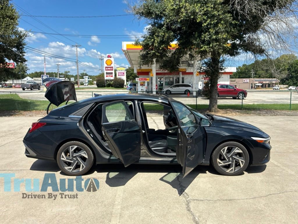 Used 2024 Hyundai Elantra Limited FWD image 19