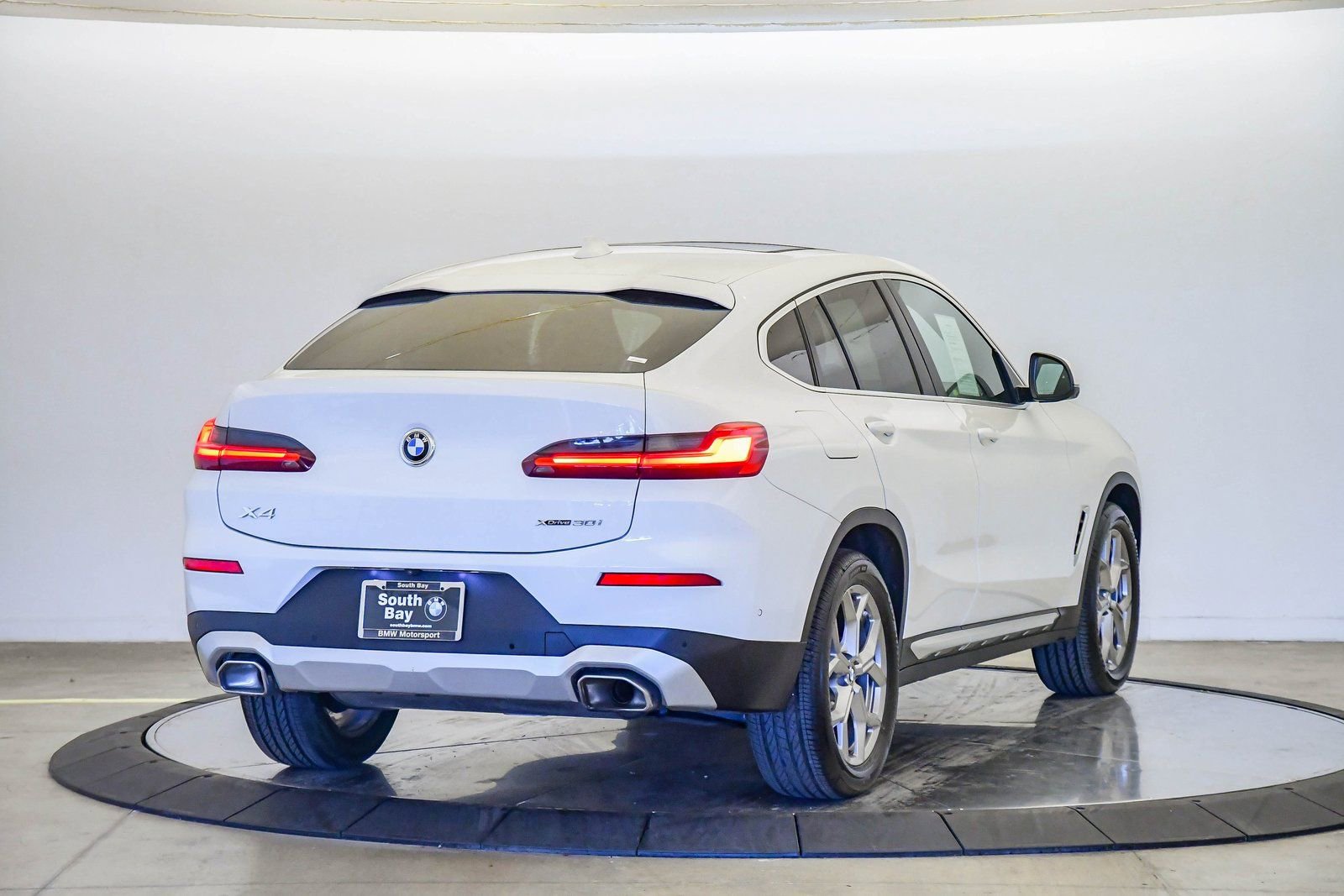Certified 2023 BMW X4 xDrive30i w/ Premium Package image 4