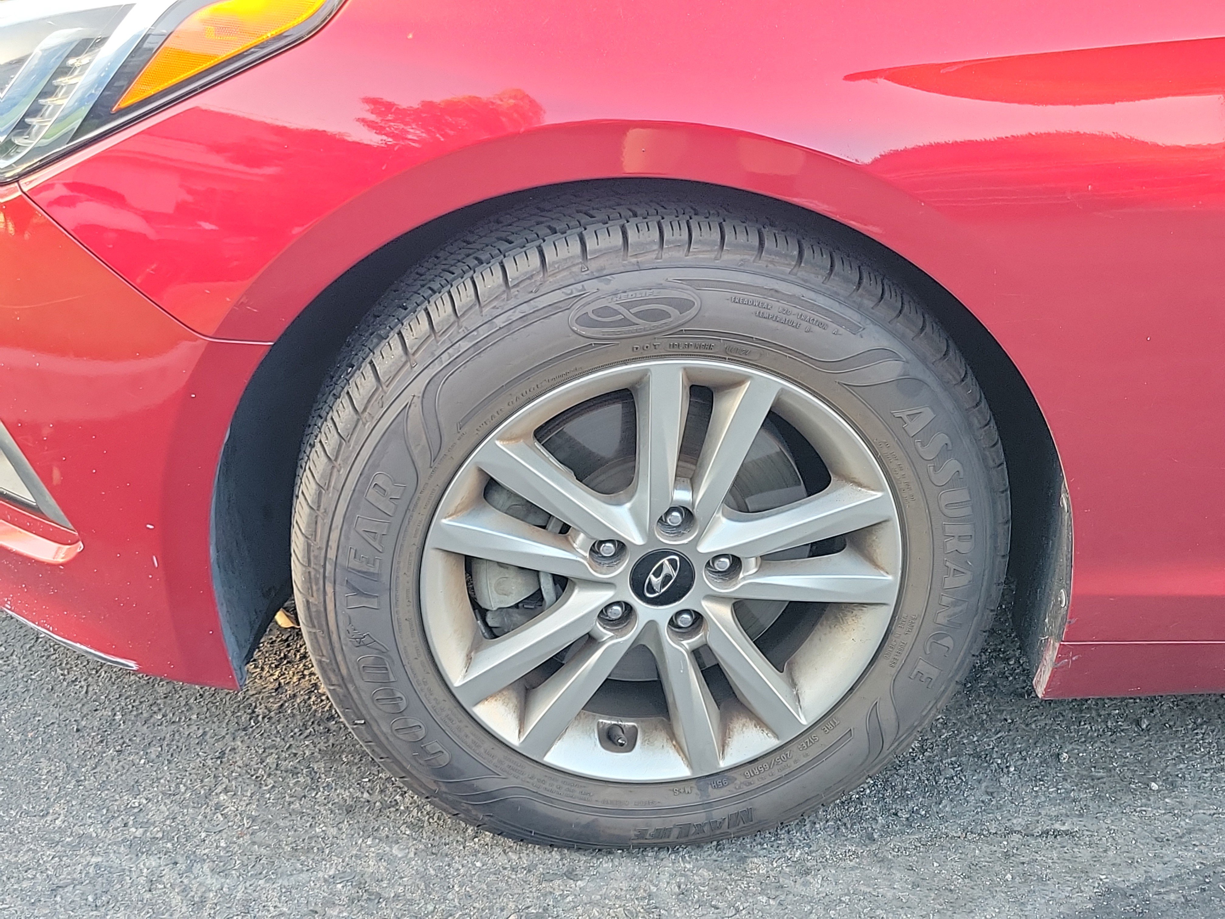 Used 2015 Hyundai Sonata SE FWD image 2