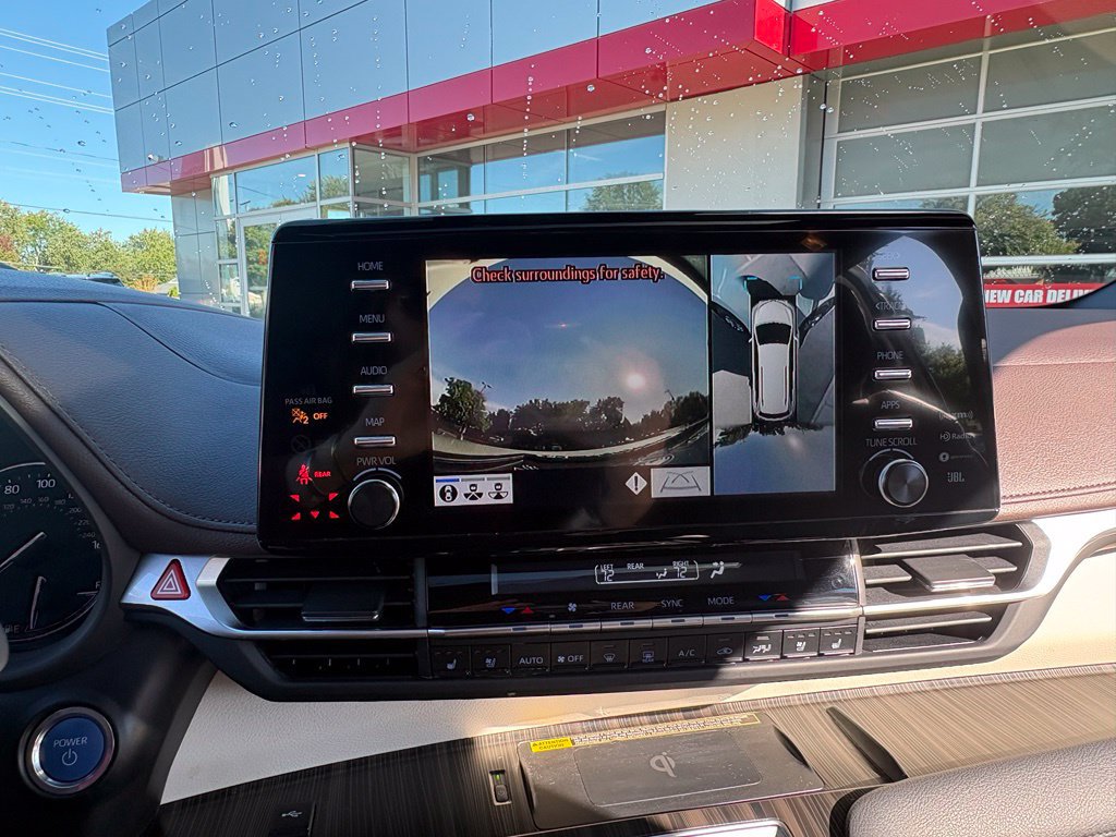 Used 2023 Toyota Sienna Platinum AWD/4WD image 17
