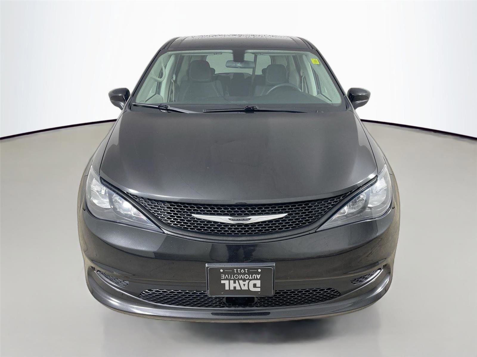 Used 2022 Chrysler Voyager LX image 3