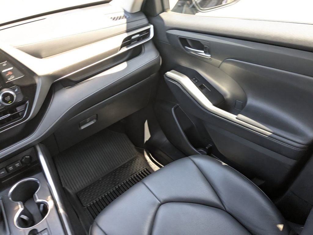 Used 2021 Toyota Highlander XLE FWD image 17