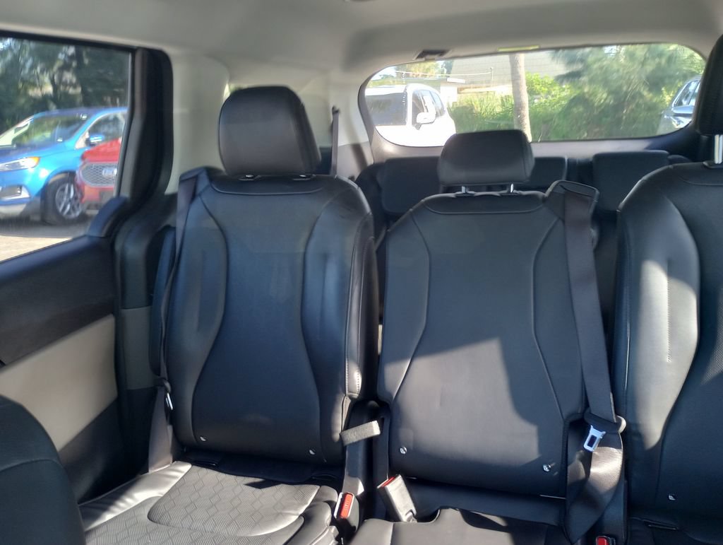 Used 2025 Kia Carnival FWD image 22