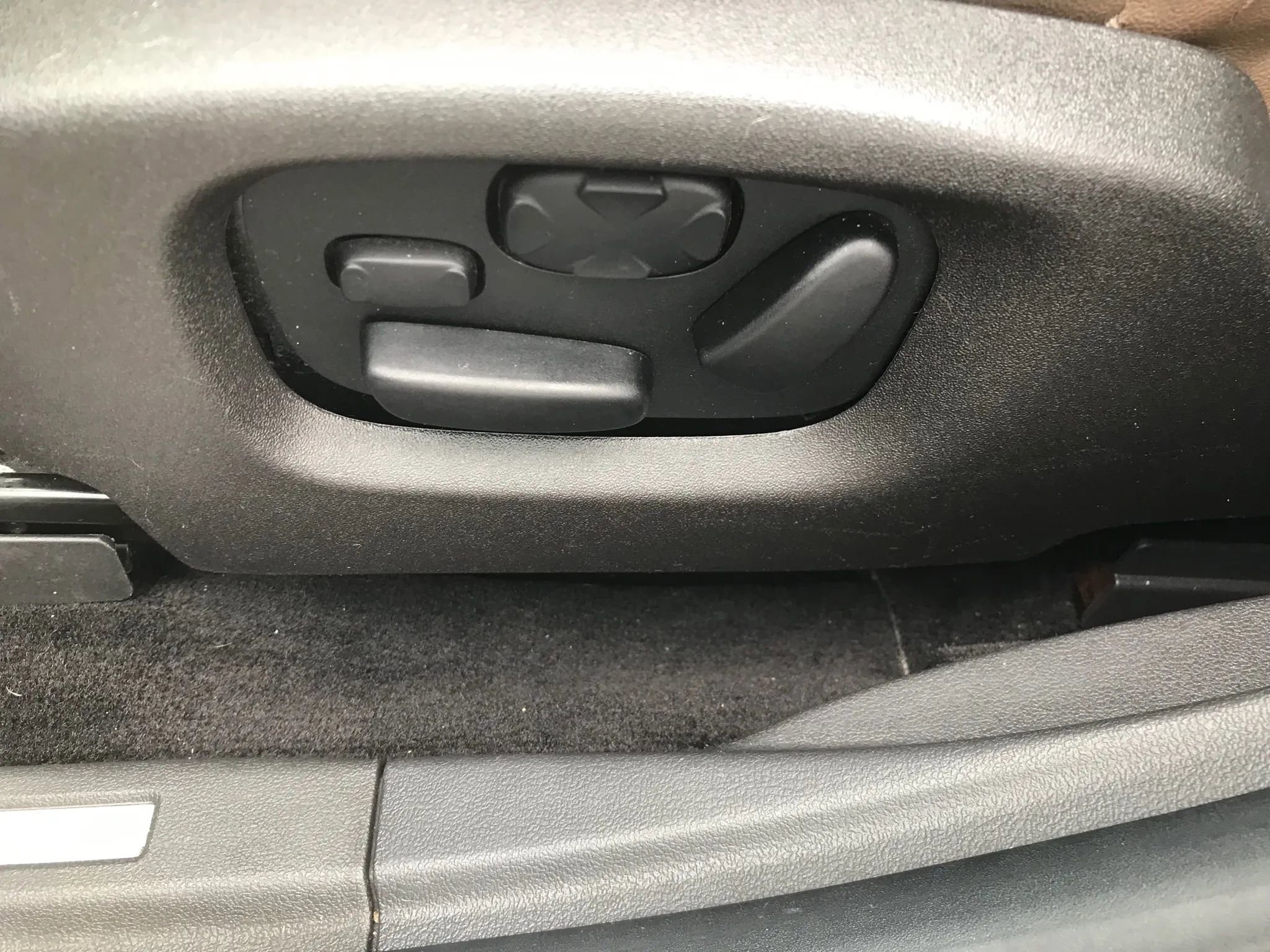 Used 2014 Lincoln MKS Sedan 4D w/ Equipment Group 101A image 16