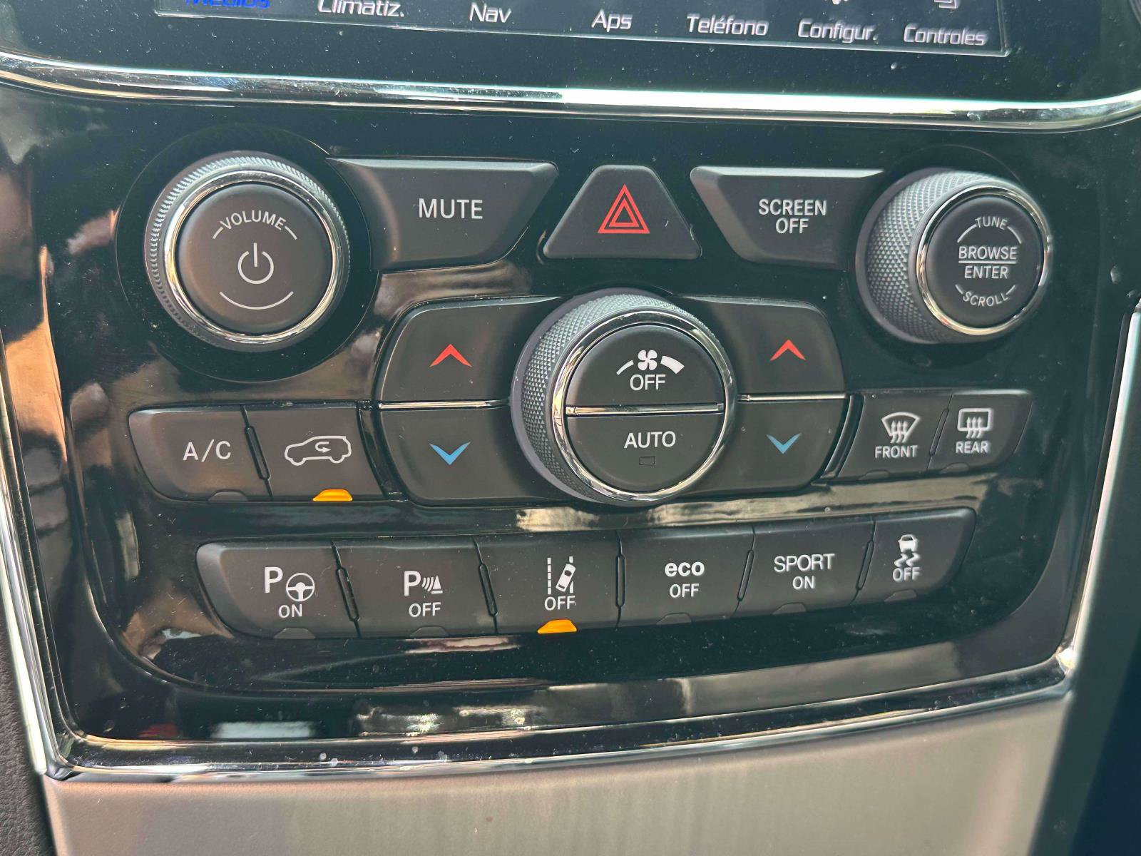 Used 2019 Jeep Grand Cherokee Overland AWD/4WD image 25