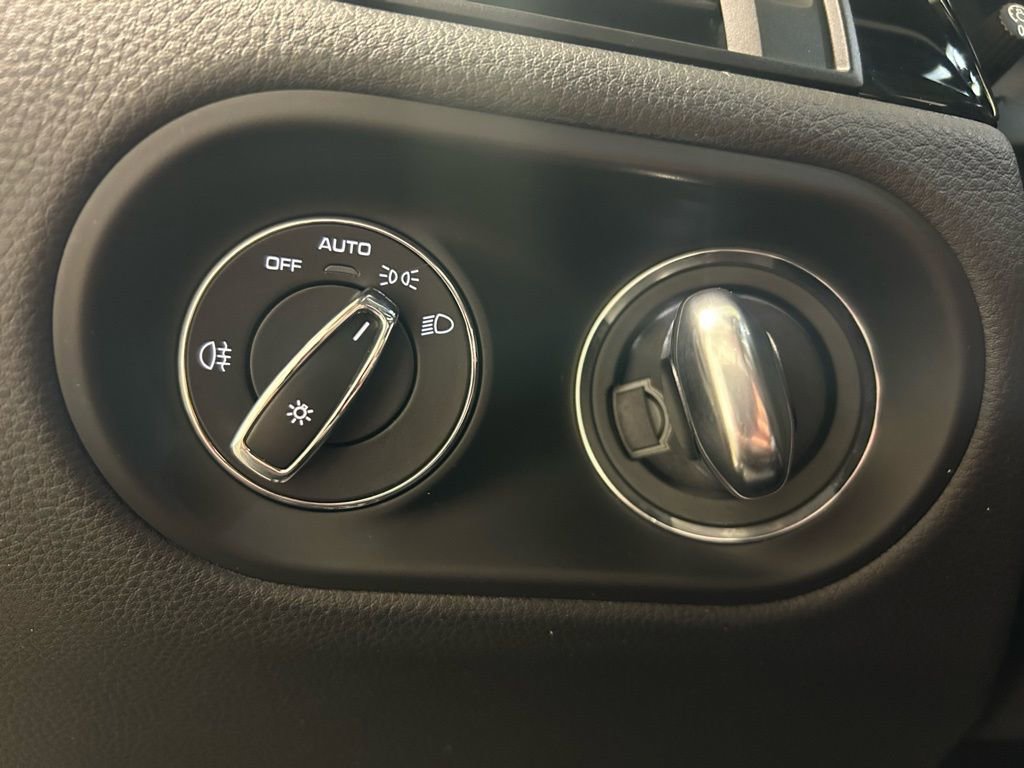 Certified 2023 Porsche Macan Turbo image 12