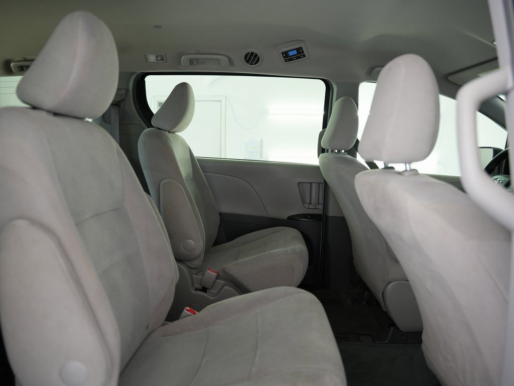 Used 2015 Toyota Sienna L image 39
