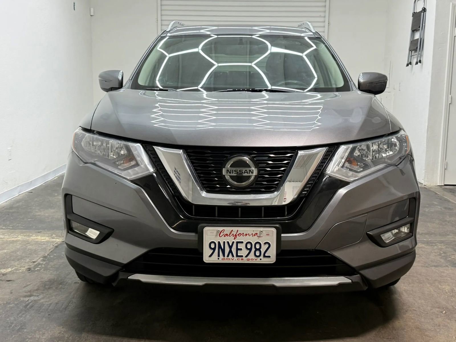 Used 2018 Nissan Rogue SV image 3