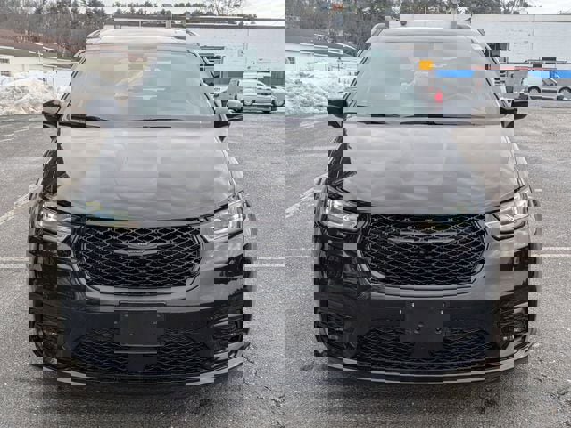 Used 2022 Chrysler Pacifica Touring-L w/ S Appearance Package image 2