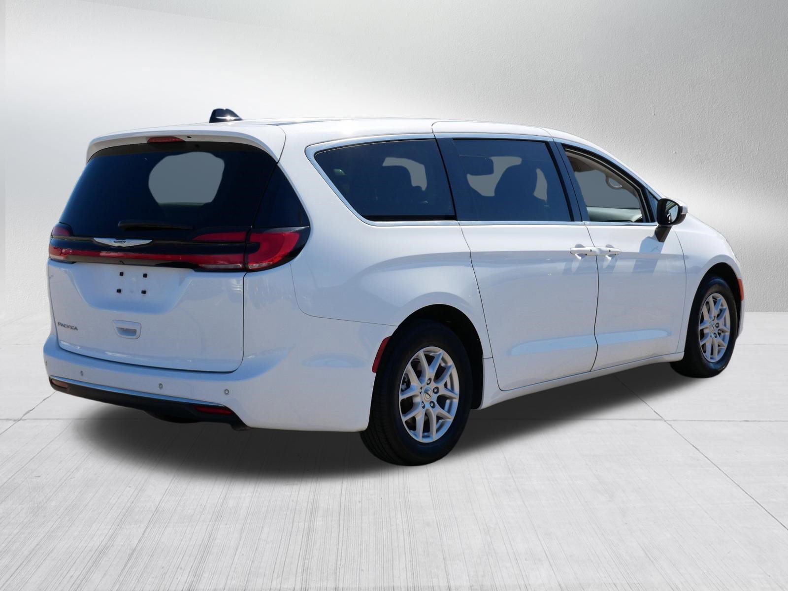 Used 2023 Chrysler Pacifica Touring-L FWD image 6
