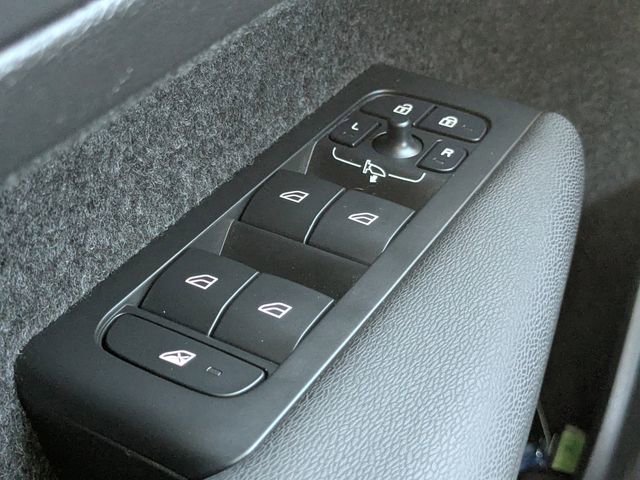 Certified 2024 Volvo XC40 B5 Core image 31