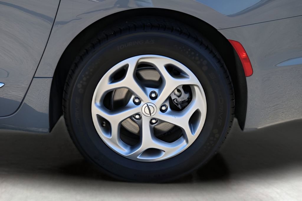 Used 2023 Chrysler Pacifica Limited image 9