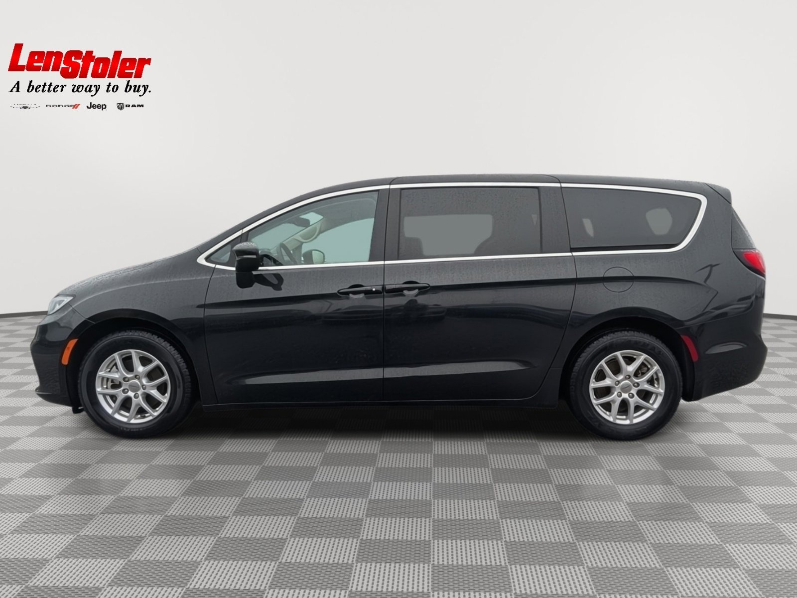 Used 2023 Chrysler Pacifica Touring-L image 2