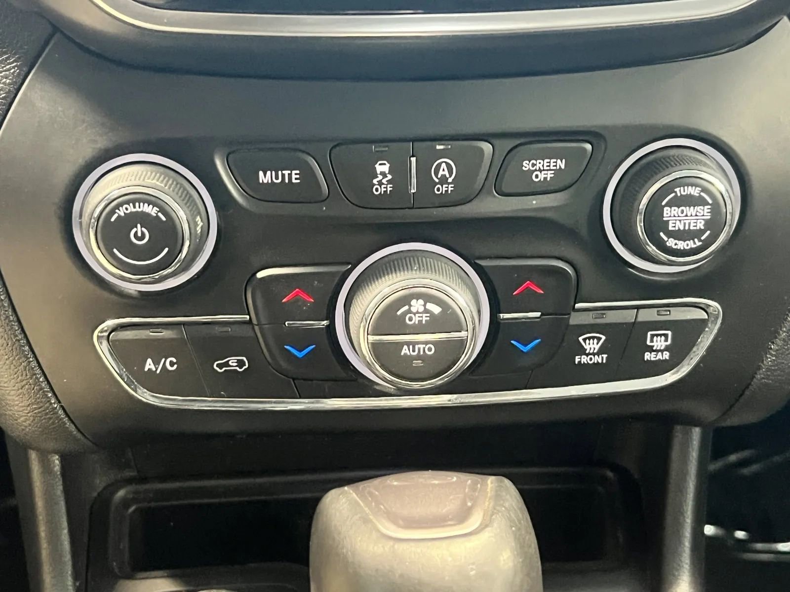 Used 2020 Jeep Cherokee Limited image 46