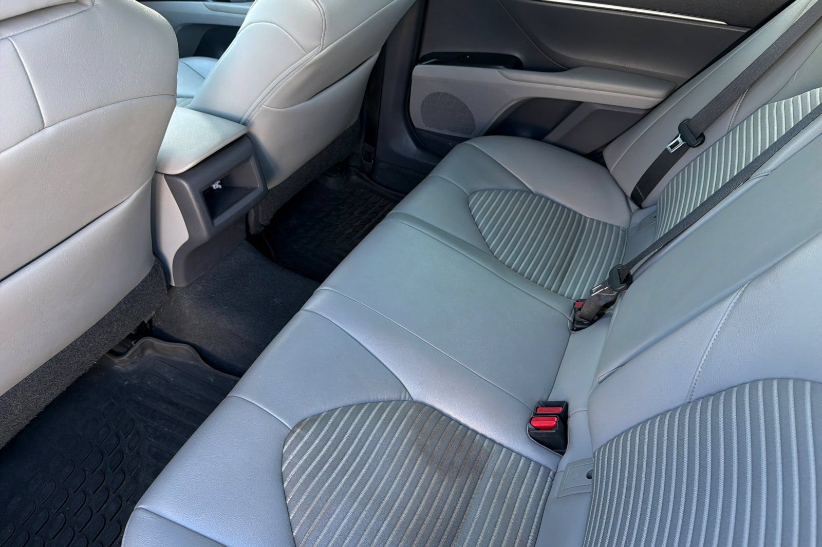 Used 2018 Toyota Camry SE w/ Moonroof Package FWD image 14