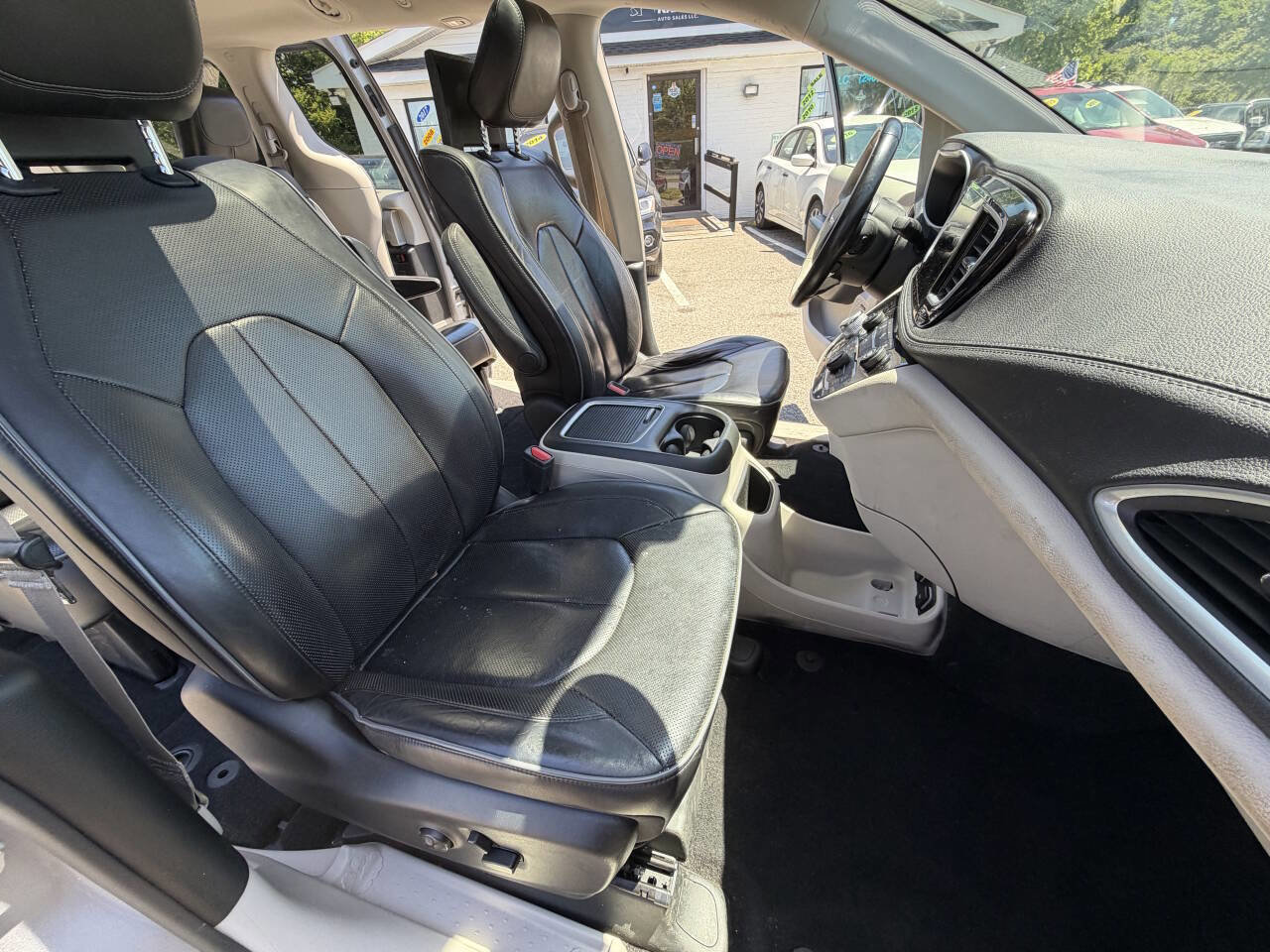 Used 2018 Chrysler Pacifica Limited FWD image 35