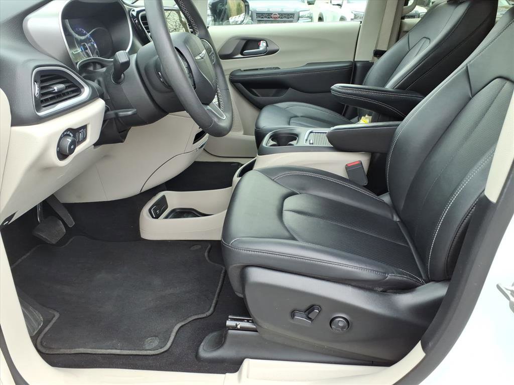 Used 2024 Chrysler Pacifica Touring-L image 6