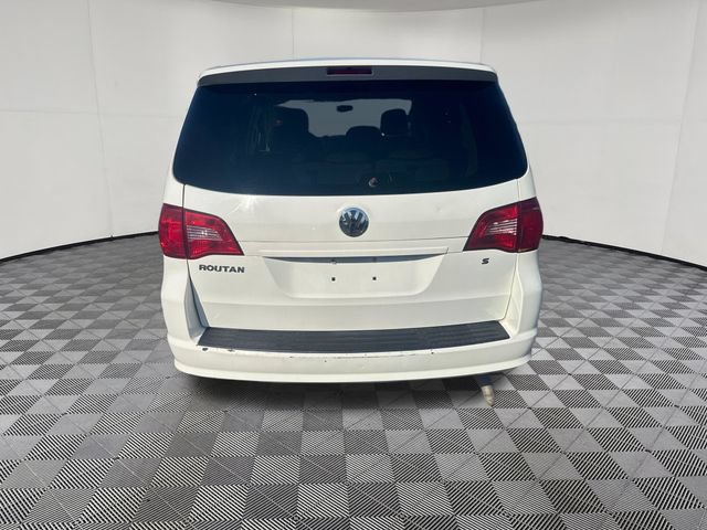 Used 2009 Volkswagen Routan S FWD image 4