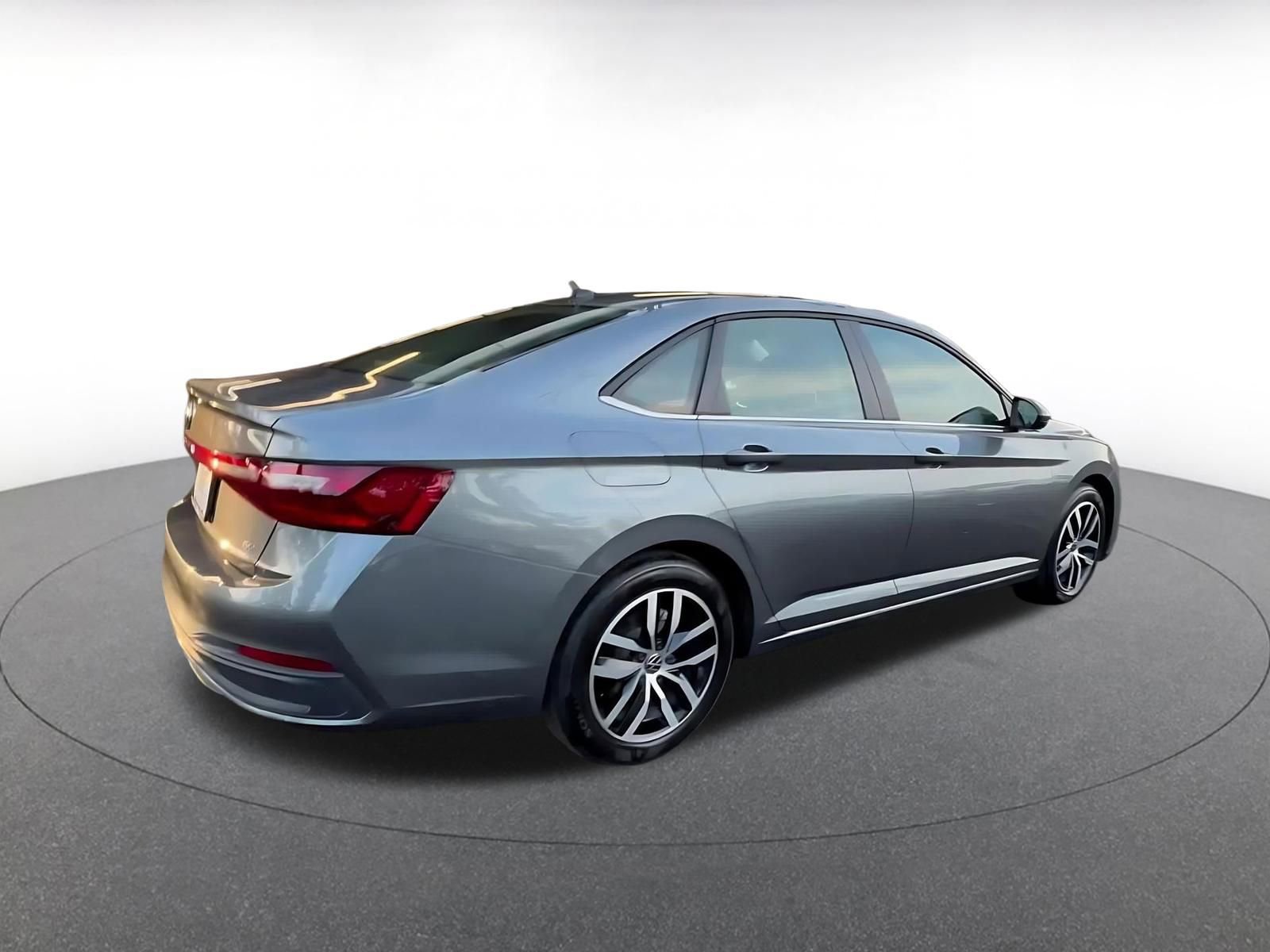 Used 2025 Volkswagen Jetta SE image 14