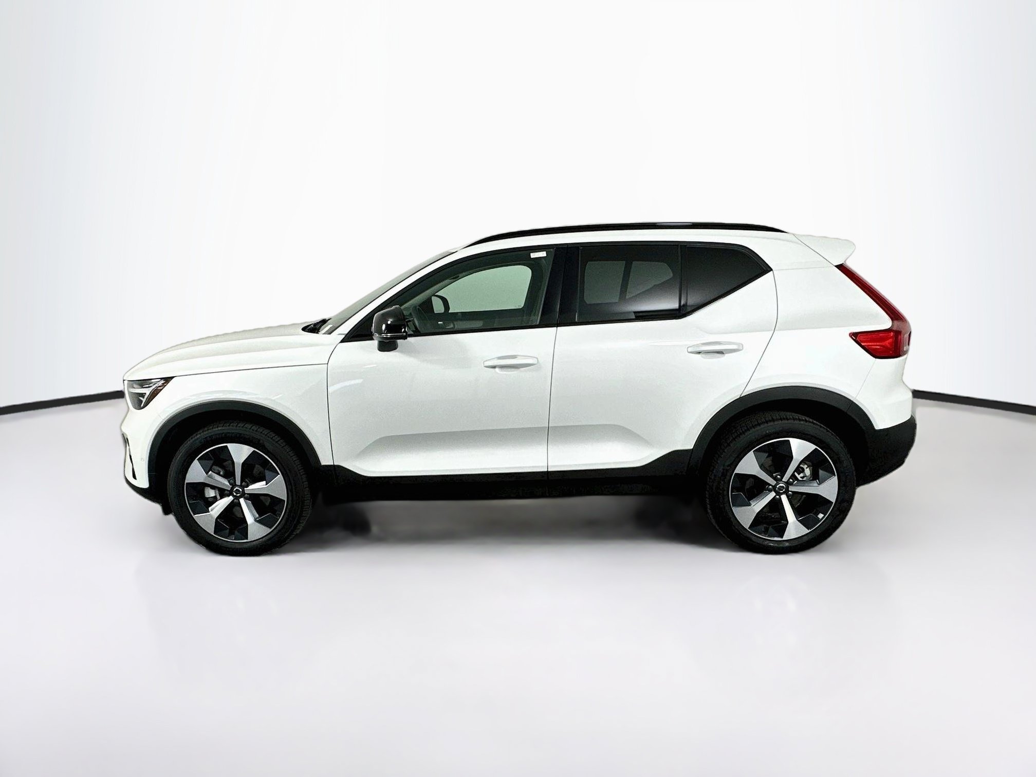 Used 2026 Volvo XC40 B5 Plus AWD/4WD image 4