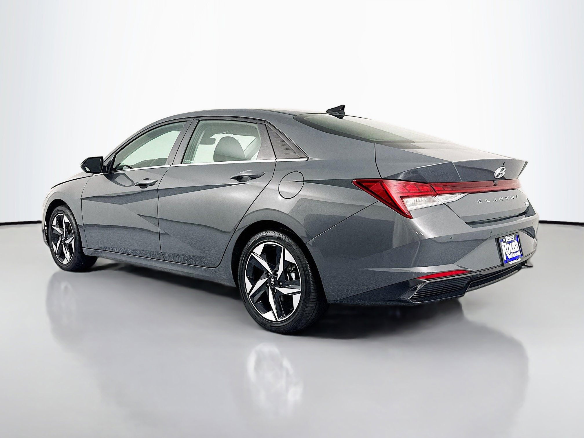 Used 2023 Hyundai Elantra Limited w/ Preferred Accessory Package FWD image 7