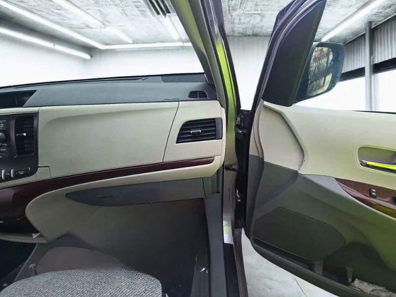 Used 2011 Toyota Sienna XLE AWD/4WD image 5