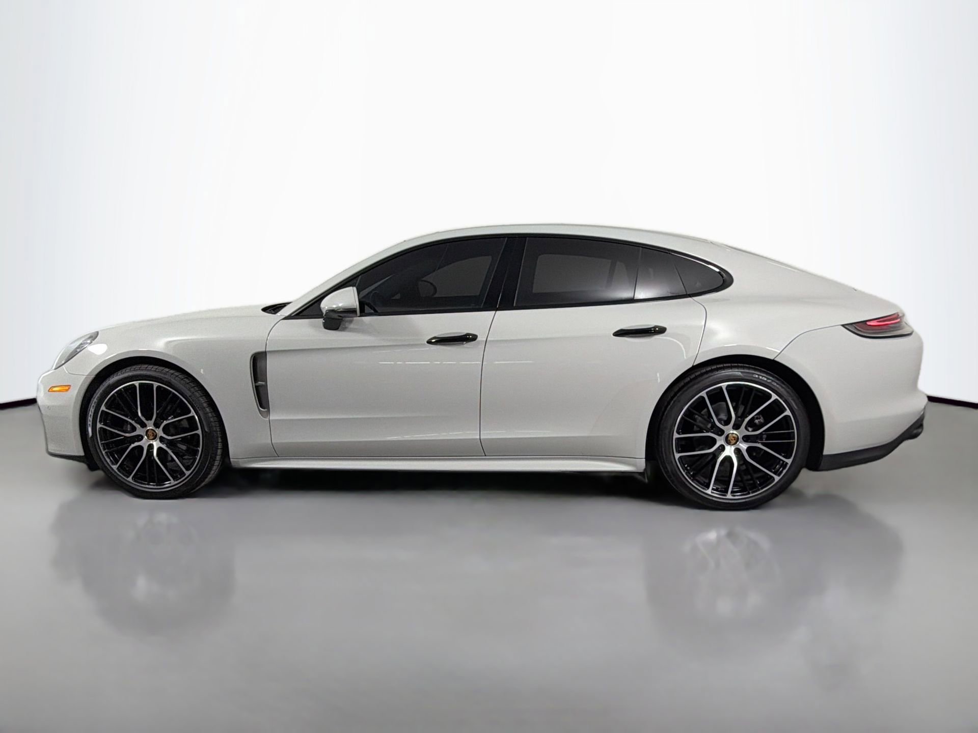 Certified 2023 Porsche Panamera Platinum Edition image 2