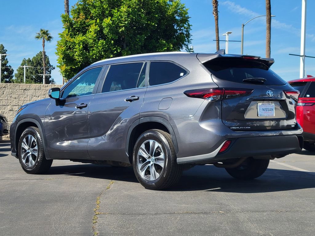 Used 2024 Toyota Highlander XLE image 2