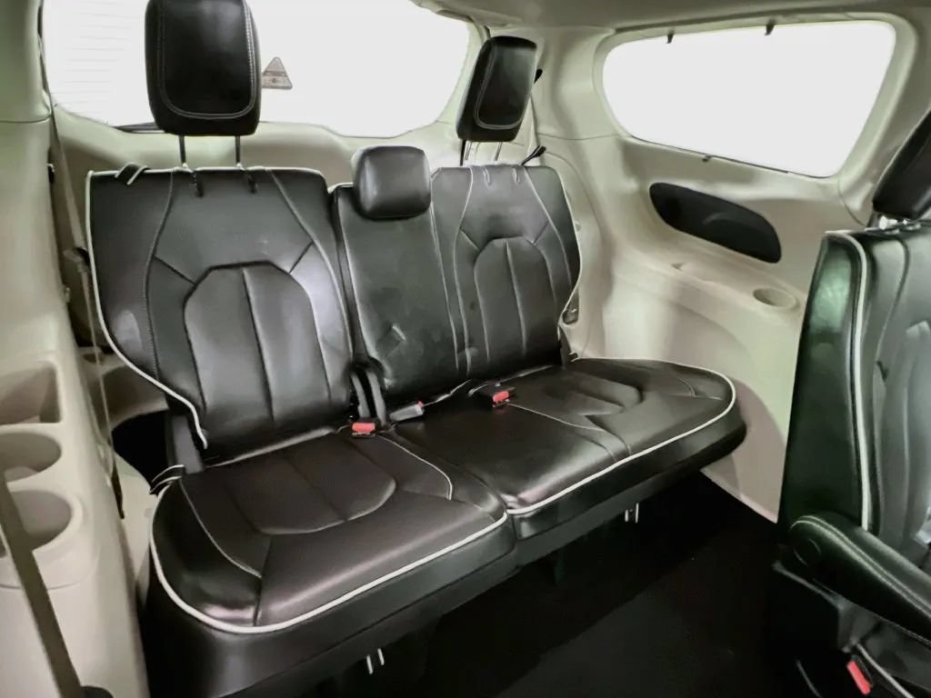 Used 2023 Chrysler Pacifica Limited FWD image 29