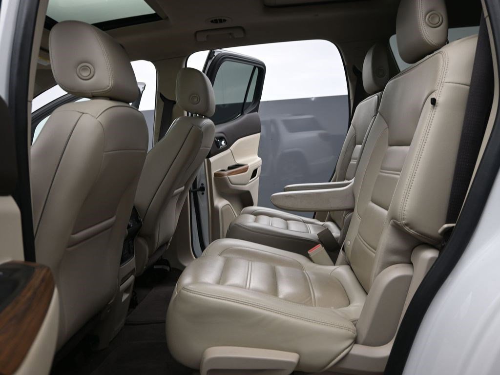 Used 2019 GMC Acadia Denali w/ Technology Package FWD image 15