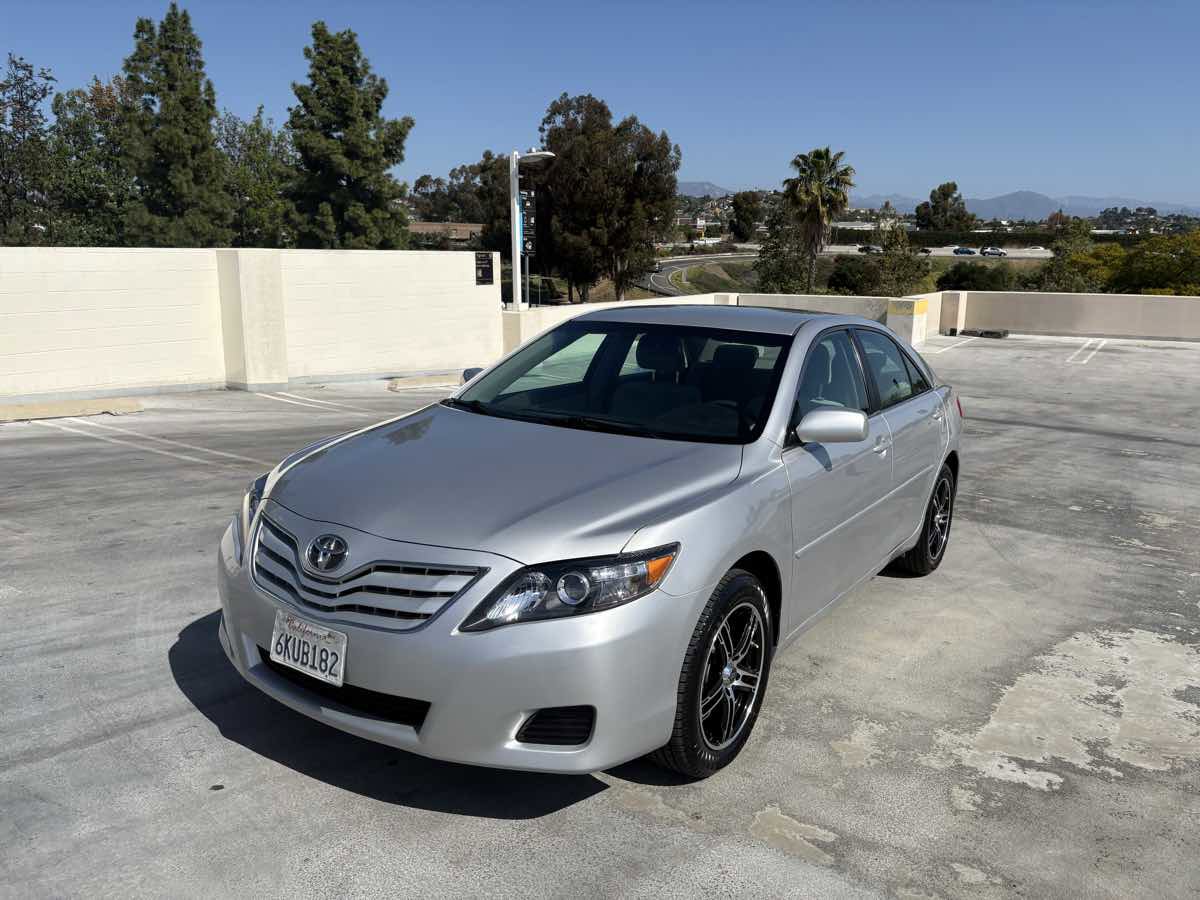 Used 2010 Toyota Camry LE FWD image 3