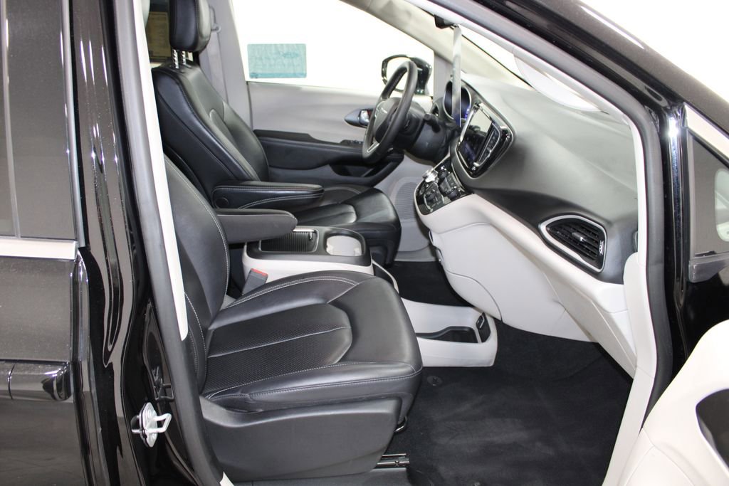Used 2024 Chrysler Pacifica Touring-L image 28