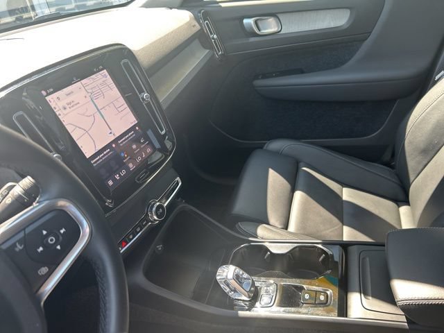 Certified 2025 Volvo XC40 B5 Plus AWD/4WD image 19