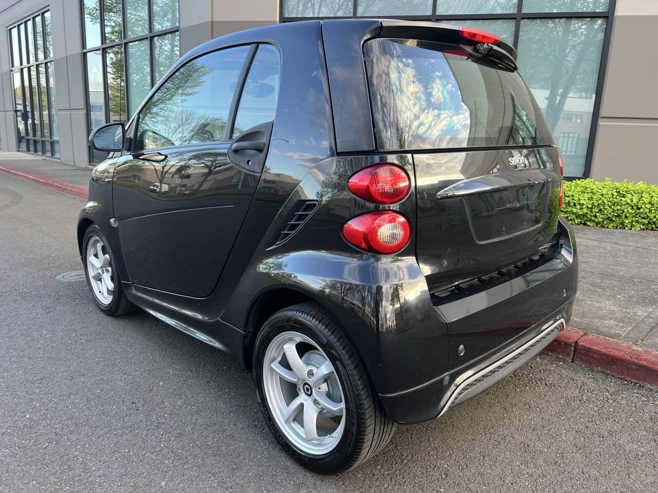 Used 2014 smart fortwo passion RWD image 5