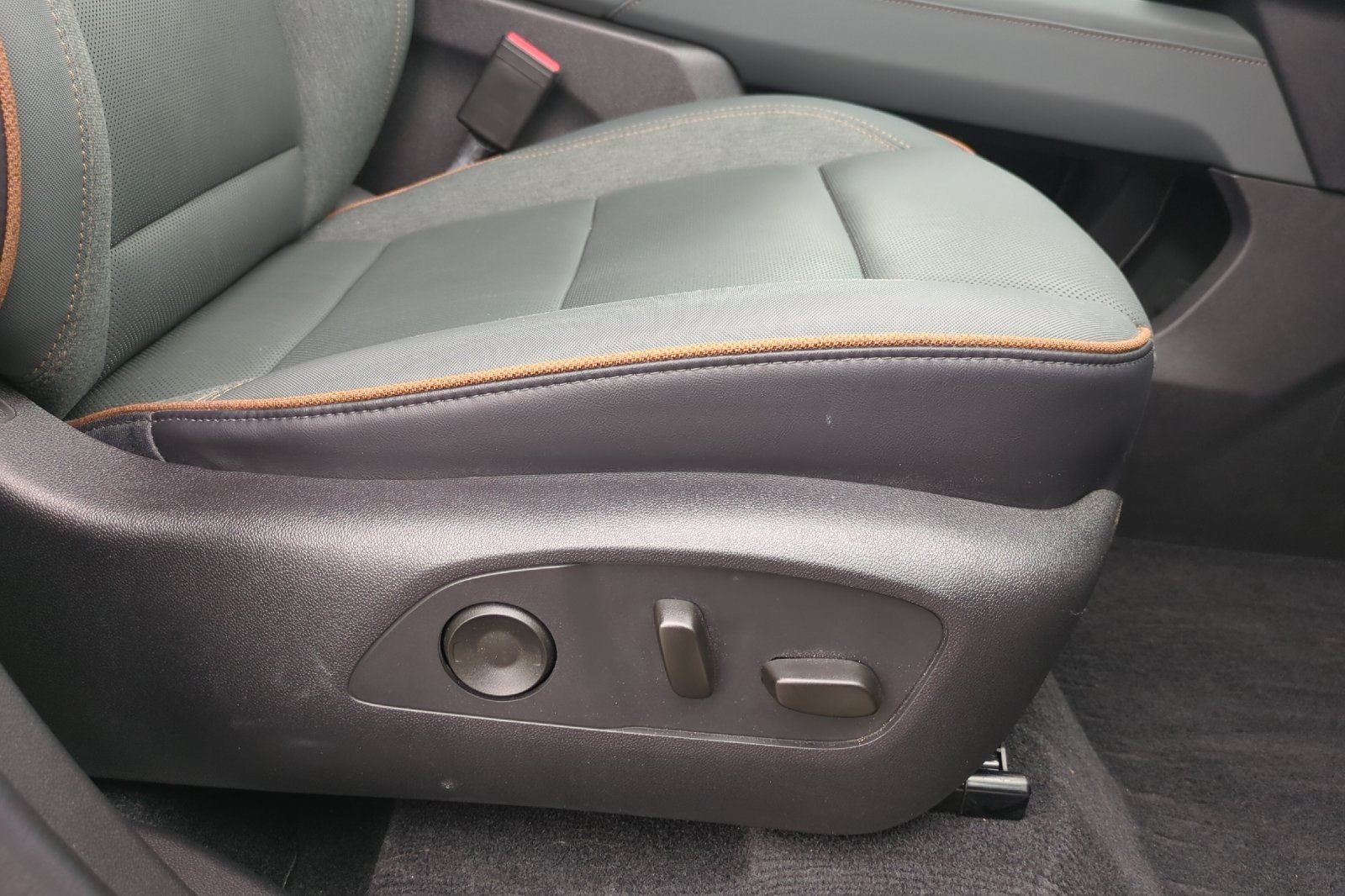 Used 2025 GMC Acadia AT4 w/ Luxury Package AWD/4WD image 22
